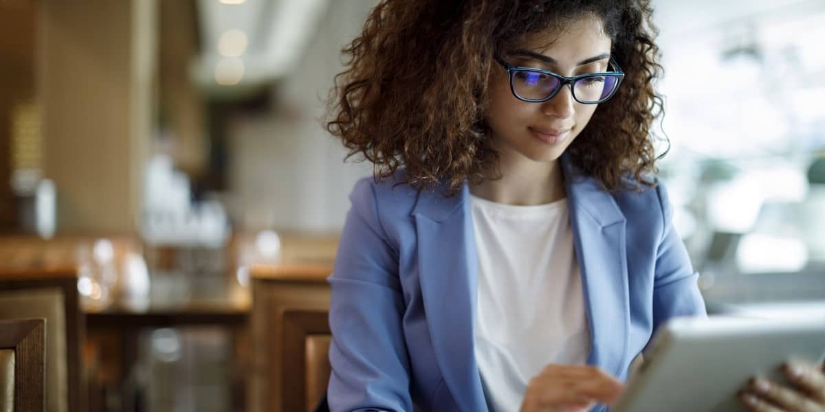 Vrouw kijkt op tablet